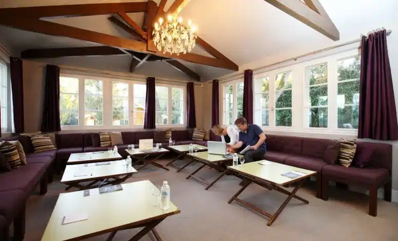 Salon aménagé en espace de réunion pour un séminaire dans une vill