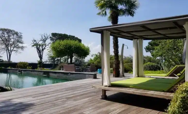 Terrasse au bord de la piscine pour une pause lors d’un séminaire mer