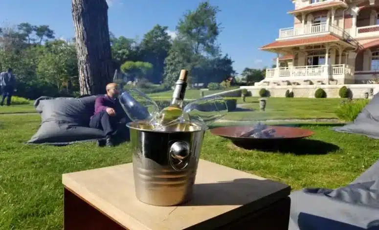 Brasero dans le jardin d’une villa pour un séminaire près d’Arcachon