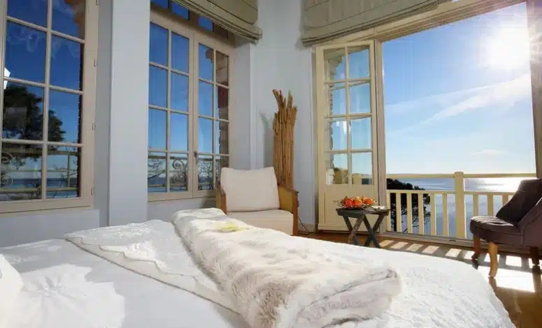 Chambre lumineuse avec balcon et vue sur la mer pour un séminaire à Arcachon