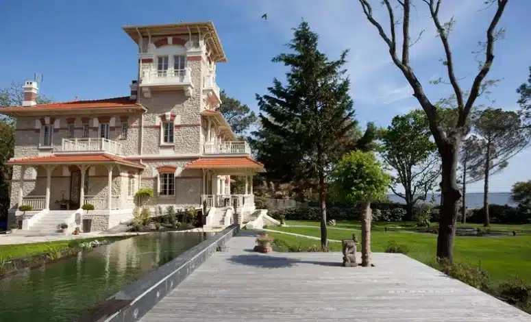 Façade de la villa et bassin d’eau pour un séminaire dans une villa à Arcachon