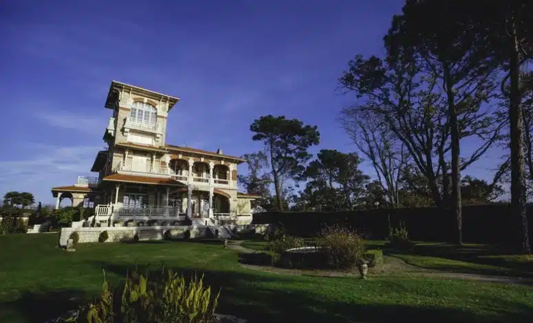 Vue sur la villa et son jardin pour un séminaire en bord de mer