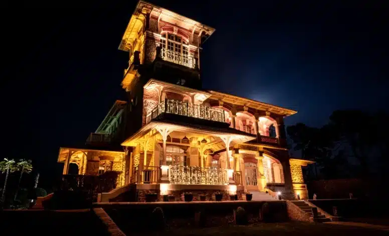 Villa illuminée à la nuit tombée pour un séminaire résidentiel à Arcachon