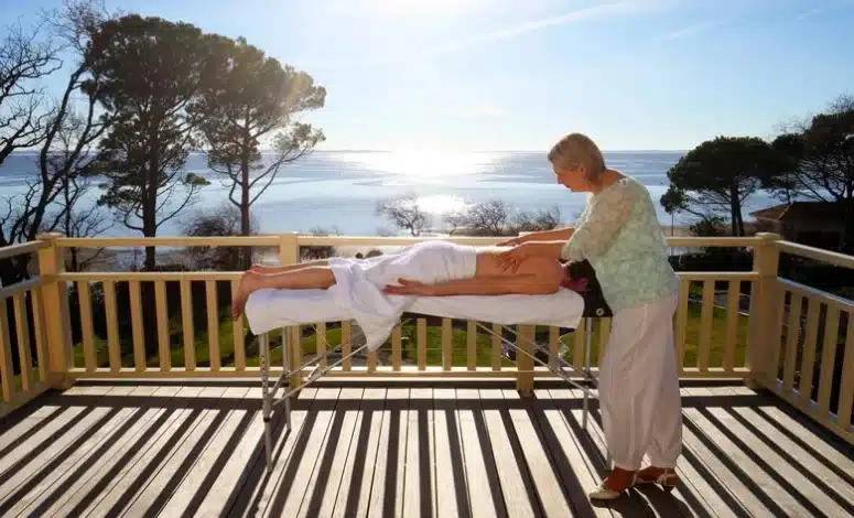Massage sur la terrasse d’une villa en bord de mer près d’Arcachon