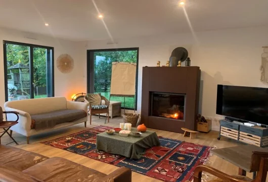 Salon avec cheminée dans une maison dédiée aux séminaires au vert