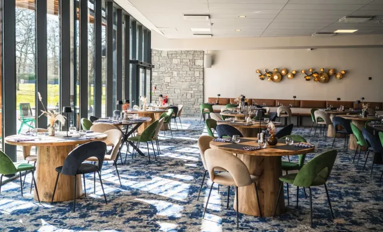 Restaurant lumineux pour les repas d’un séminaire près de Genève