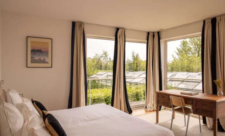 Chambre lumineuse d'une maison de campagne pour un séminaire résidentiel