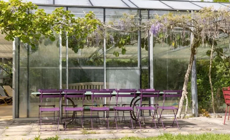 Serre avec table extérieure dans le jardin pour vos off-site et séminaire d'équipe