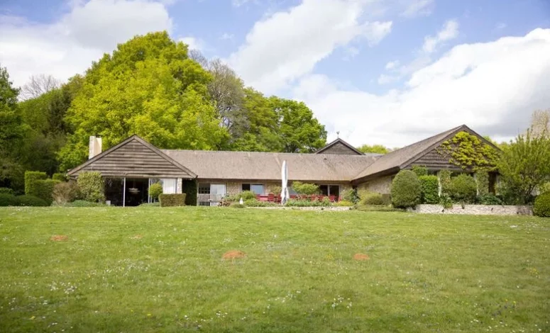 Grand jardin arboré d'une location maison pour séminaire au vert