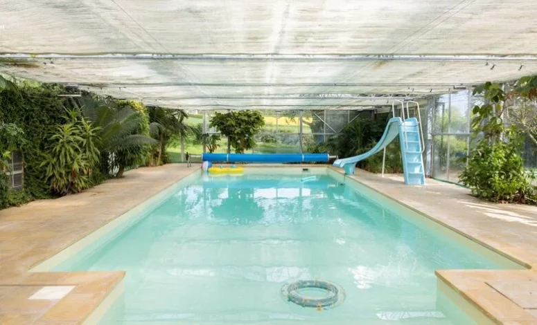 Piscine intérieure dans une maison de campagne pour séminaire