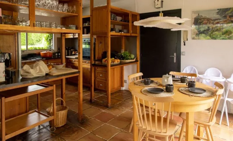 Salle à manger avec mobilier en bois dans une location maison pour séminaire