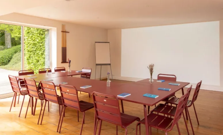 salle de réunion lumineuse pour un séminaire d'équipe au vert