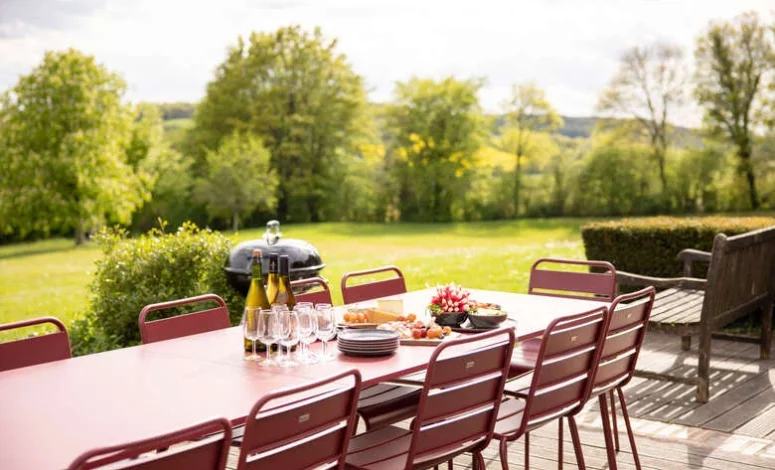 Table dressée dans le jardin d'une location maison pour un séminaire d'équipe