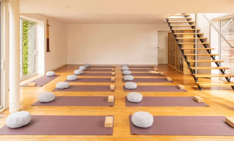 Espace yoga aménagé dans la maison de campagne pour un off-site