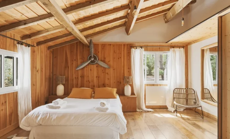 Chambre lit double dans cette maison privée au Cap Ferret, ambiance bois