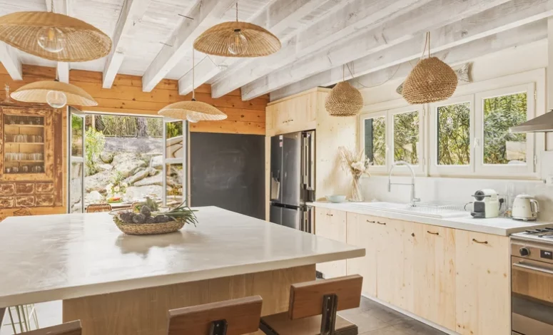 Grande cuisine ouverte en bois dans cette villa privée idéal pour un petit comité