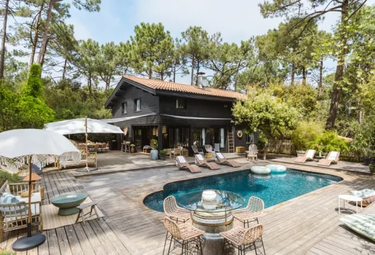 Piscine extérieure entourée de pins dans une villa privée au Cap Ferret