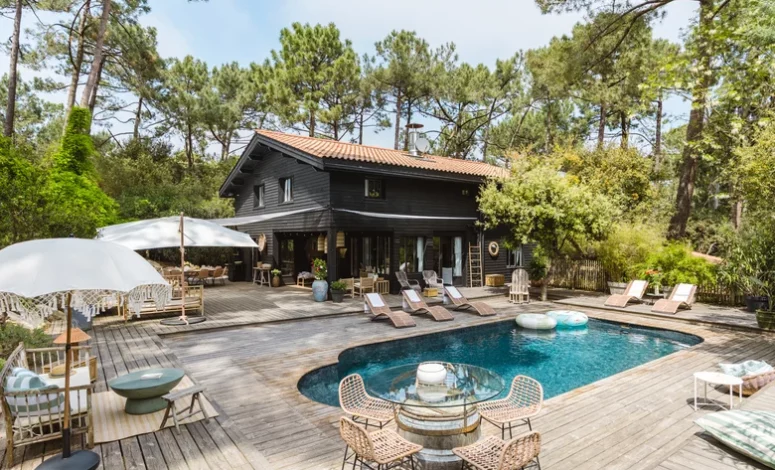 Piscine extérieure entourée de pins dans une villa privée au Cap Ferret