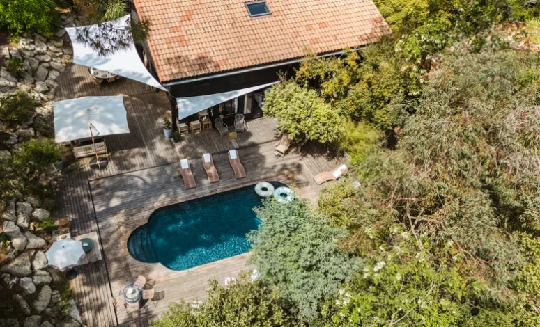 Vue aérienne sur la piscine et la maison au cœur des pins pour un séminaire Sud-Ouest