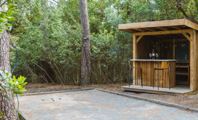 Terrain de pétanque ombragé pour une pause détente en équipe