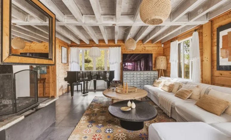 Salon lumineux avec canapés et cheminée dans une villa privée du Sud-Ouest