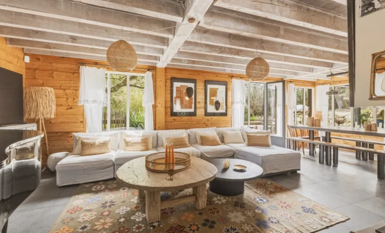 Salon convivial avec mobilier en bois dans une maison privée - idéal pour séminaire de manager