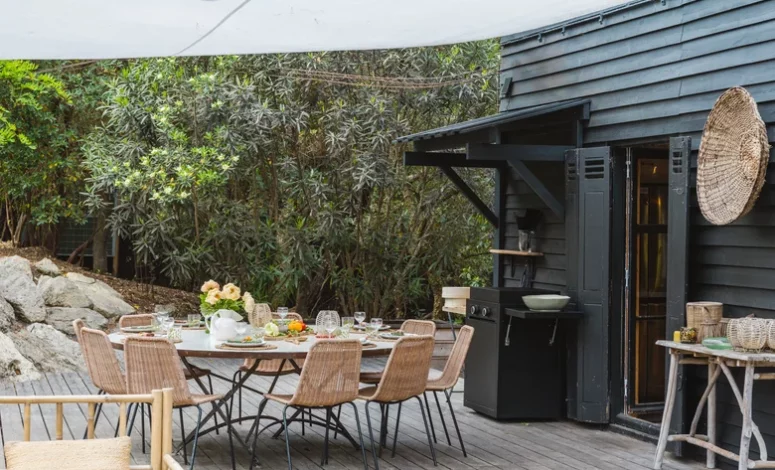 Terrasse extérieure aménagée au cœur des pins pour un séminaire manager ou de direction