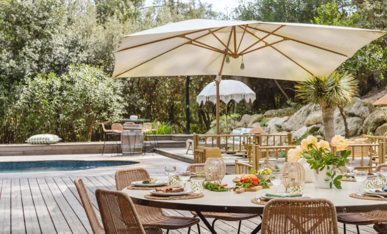 Grande table dressée sur une terrasse extérieure pour un séminaire de direction au Cap Ferret