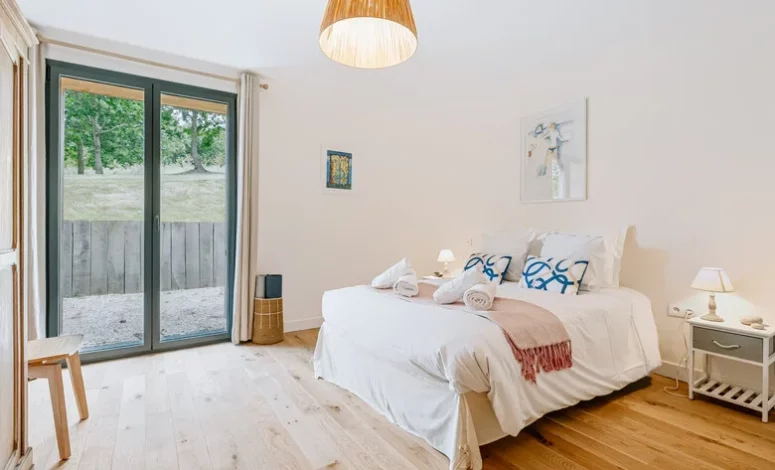 Chambre avec lit double et ouverture sur la nature pour un séminaire près de Deauville