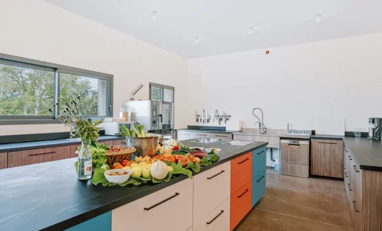 Cuisine moderne avec îlot central et buffet préparé pour les participants au séminaire en Normandie