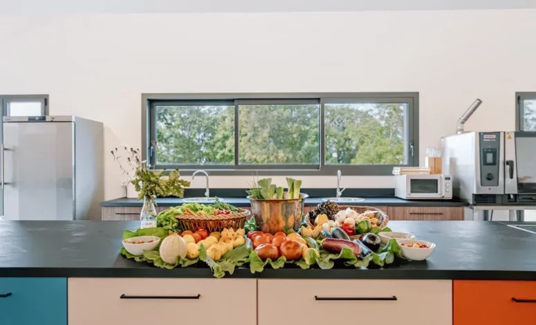 Grande cuisine équipée avec espace de préparation des repas pour un séminaire responsable