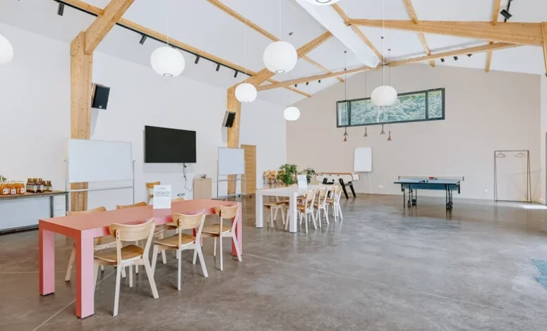 Espace de réunion avec tables modulables et vue sur la végétation pour un séminaire RSE